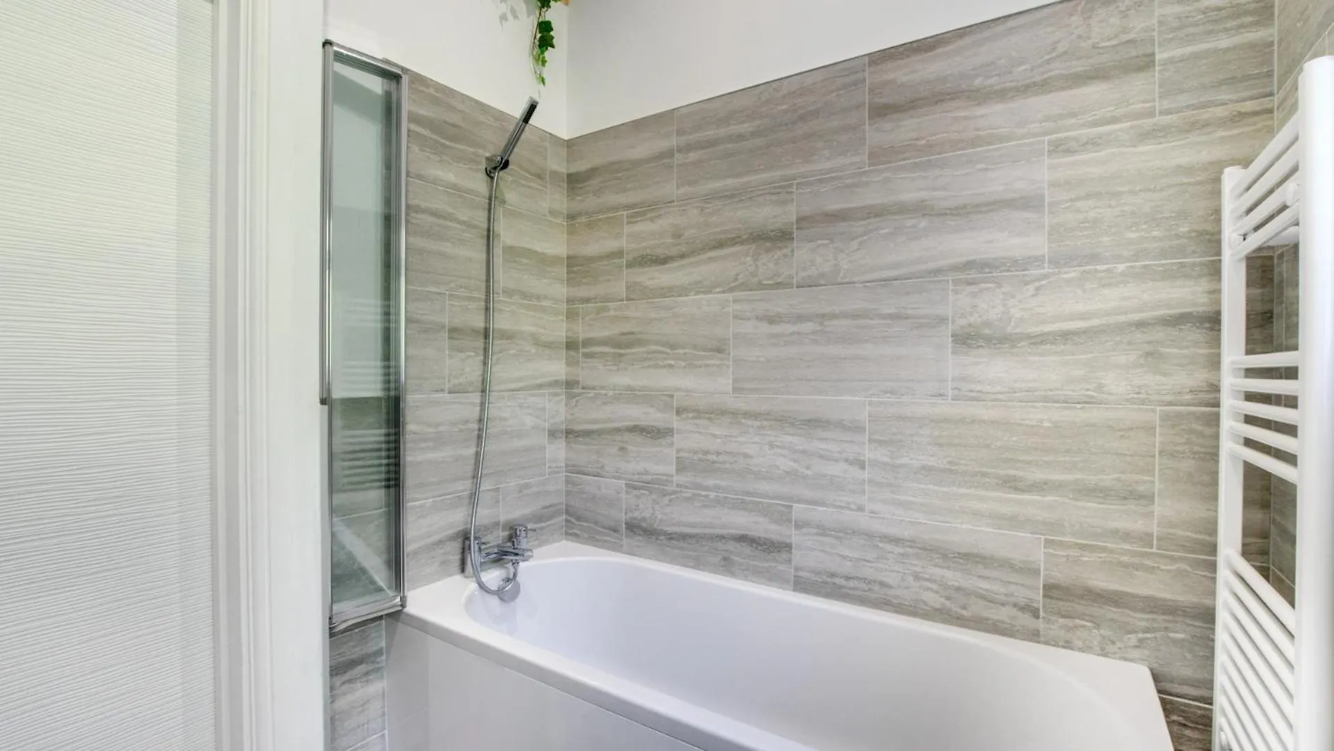 Roman Bridge Close Oystermouth Holiday home